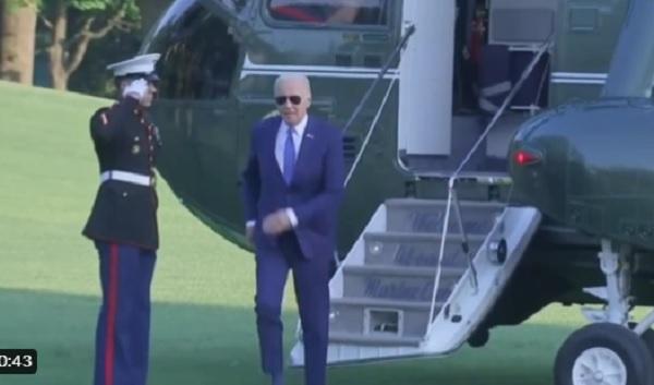 Pas rrëzimit, Biden pëson tjetër incident, godet kokën duke zbritur nga helikopteri (Video)