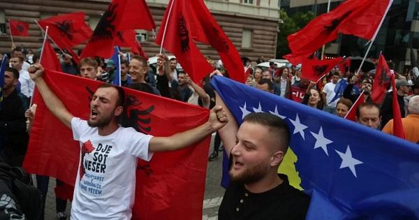 “Duam komb të bashkuar”, qytetarët në Tiranë protestojë para kryeministrisë në mbështetje të Kosovës