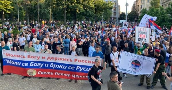 Vazhdojnë protestat në Beograd, protestohet me gjuhë urrejtjeje ndaj shqiptarëve dhe thirrje për dorëheqjen e Vuçiqit!