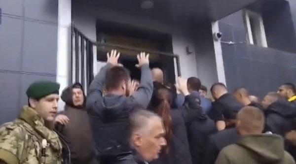 Protestuesit tentojnë të hyjnë me dhunë në objektin komunal në Leposaviq