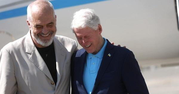 Clinton arrin në Shqipëri, pritet nga kryeministri Rama