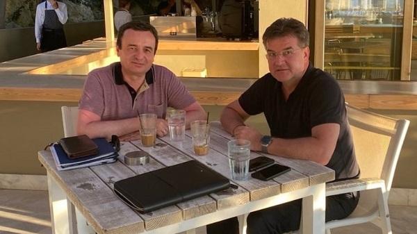 Struga ndalon shëtitjen e pushuesve me bikini dhe brekë plazhi në qendër të qytetit