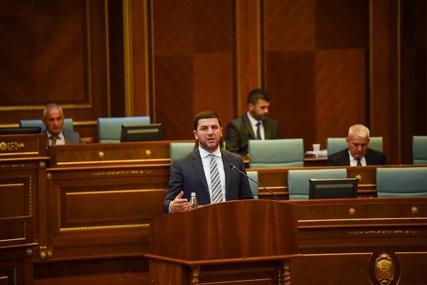 Krasniqi: Qeveria po kërkon përplasje, ftoj veteranët për vetëpërmbajtje dhe qetësi sot në protestë