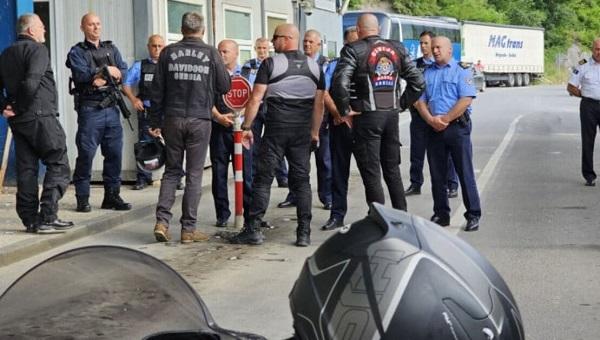 Pasi që policia nuk i lejoi të hyjnë në Kosovë, motoçiklistët serb revoltohen dhe kërcënojnë me bllokada! (Video)