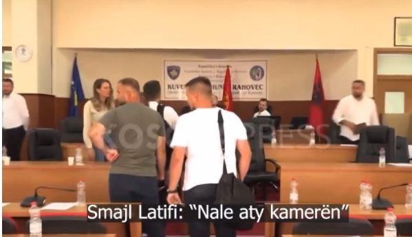 “Pisi, nale kamerën, kush je ti?” Smajl Latifi “shpërthen” ndaj asamblistit të VV-së në Rahovec