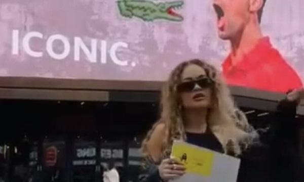 Reagimi epik i Rita Orës kur në billboard shfaqet foto e Gjokoviqit