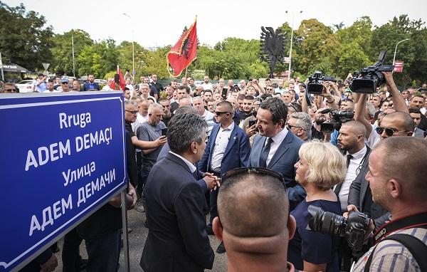 Përurohet rruga “Adem Demaçi” në Çair, pjesëmarrës edhe Kurti