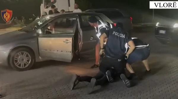 “Ndal, policia”, momenti i arrestimit të xhaxhait dhe nipit në Vlorë. Mbanin mina në makinë (Video)