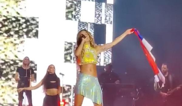 Flet Rita Ora për ‘incidentin’ me flamurin serb: Flamuri mu dha nga një fans, më pas e kuptova se ishte serb, jam shqiptare krenare