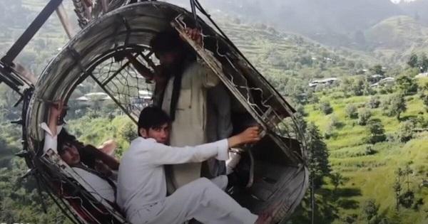 Pamjet me dron/ Shikoni si kishin ngecur në teleferikun e prishur 274 metra mbi luginë, 15 orët e ankthit në Pakistan