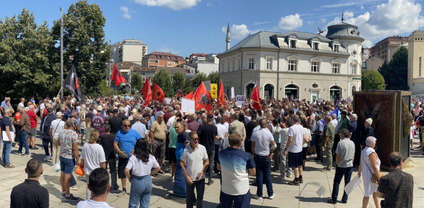 “E dua bre shumë, e dua”, “Babloku i Kosovës” – Gratë nga diaspora nuk përmbahen në lavdet për Kurtin