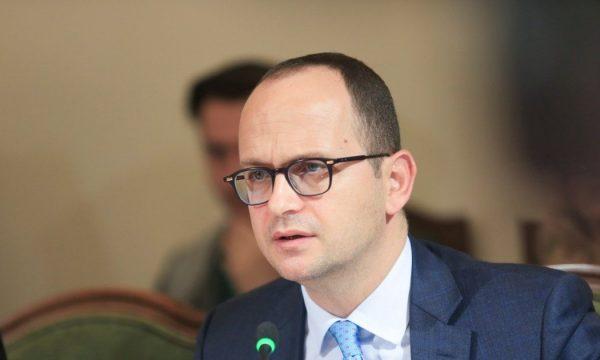 Bushati thotë se Serbia mbetet kërcënim i madh për stabilitetin e rajonit, përkundër përpjekjeve të perëndimit për ta afruar!