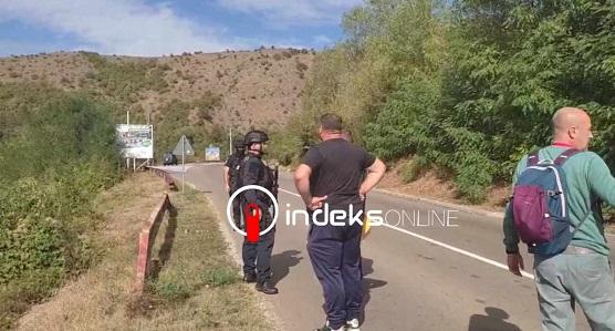 Disa serb provojnë të shkojnë në Banjskë, policia i kthen prapa