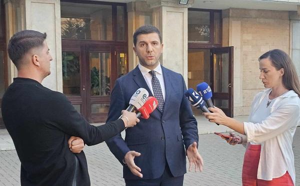 Krasniqi pas takimit me presidenten dhe shefin e AKI-së: Interesi nacional mbi të gjitha, Serbia t’i dorëzojë terroristët