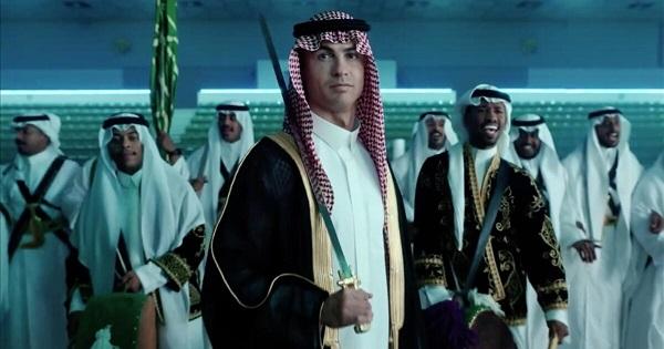 Cristiano Ronaldo vishet me rroba arabe për Ditën Kombëtare të Arabisë Saudite