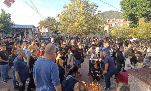 Serbët në Zveçan ndezin qirinj për terroristët e vrarë në Banjskë