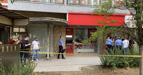 Momenti kur policia i kap hajnat që vodhën bankën në sheshin e Prishtinës