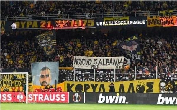 Baneri “Kosova është Shqipëri”, shpaloset nga tifozët e AEK-ut në Europa League