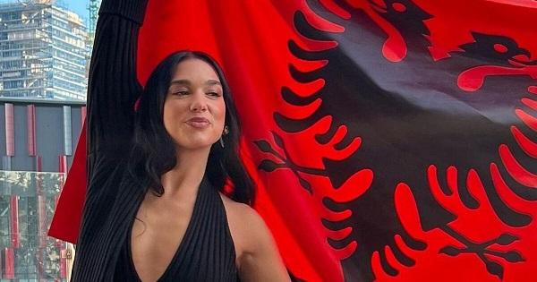 “Një komb, një flamur”, Dua Lipa uron Pavarësinë me flamurin kuqezi