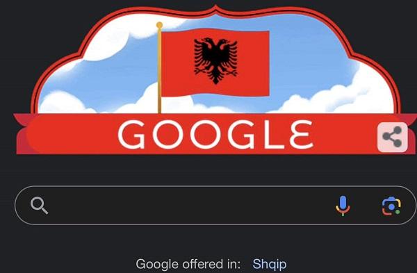 Google shfaq flamurin kuq e zi në faqen hyrëse