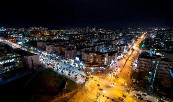 Si rrallëherë një media serbe e paraqet Prishtinën e bukur dhe të dekoruar për mrekulli, ka ankesa që Beogradi ka mbetur në terr (Video)