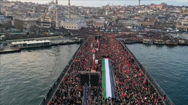 Qindra mijëra njerëz barshojnë në Istanbul në mbështetje të Palestinës dhe për ushtarët e rënë turq!