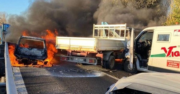 Si skenë filmi/ 8 “komando” grabisin furgonin me para në Itali, shkëmbim zjarri me Policinë