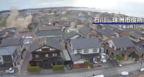 Momenti kur tërmeti tronditi qytetin bregdetar të Japonisë (Video)