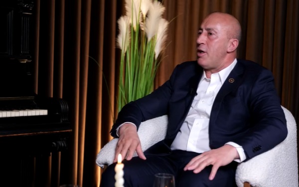 “Po m’thojnë mos kno se po knon keq”: Ramush Haradinaj ia jep këngës live