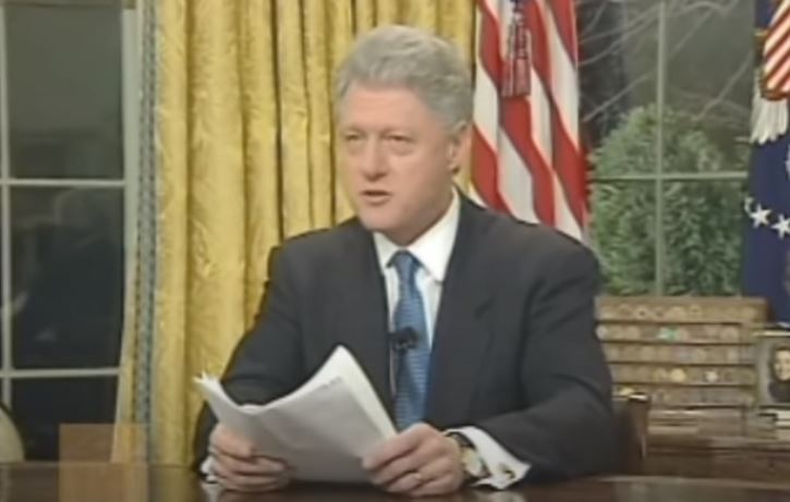 Momenti kur Bill Clinton dha urdhër për nisjen e bomardimeve të NATO-s mbi ushtrinë serbe