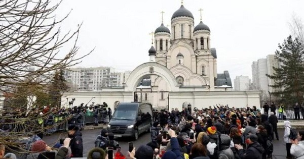 Protesta e zjarrtë në Moskë: Turmat bërtisin ‘Putini është një vrasës’ gjatë tubimit për funeralin e Alexei Navalny