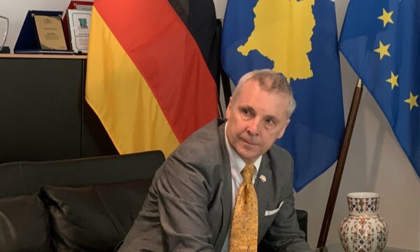 Rohde lavdëron Kosovën për ndihmën ushtarake ndaj Ukrainës: Ju lumtë