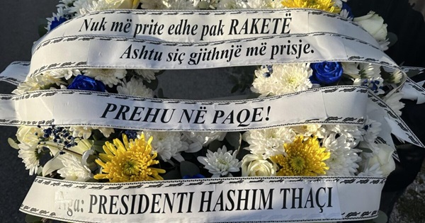 “Nuk më prite edhe pak Raketë” kurorë në emër të ish-Presidentit Thaçi për varrin e truprojes së tij