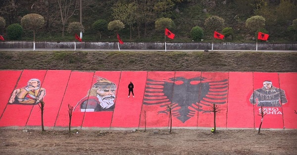 Nga Skënderbeu tek Fishta, Bledar Çakalli vizaton muralen patriotike në Rrugën e Kombit