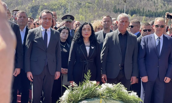 Osmani e Kurti bëjnë homazhe në Kompleksin Memorial në Koshare