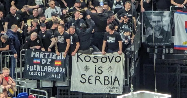 Në Berlin shpaloset baneri “Kosova është Serbi”