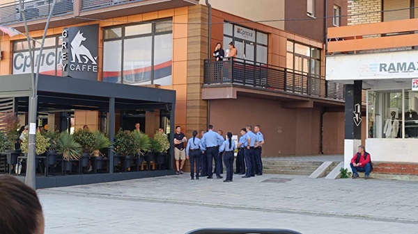 Pasi shteti i Kosovës ia konfiskoi pasurinë, sot policia dhe inspektorati po ia largojnë terrasën restorantit të Radojiçiqit (Video)