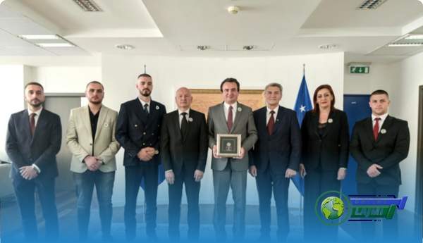 Kurti mirëpret një delegacion nga Bosnja dhe Hercegovina, i dhurojnë simbolin e Lules së Srebrenicës