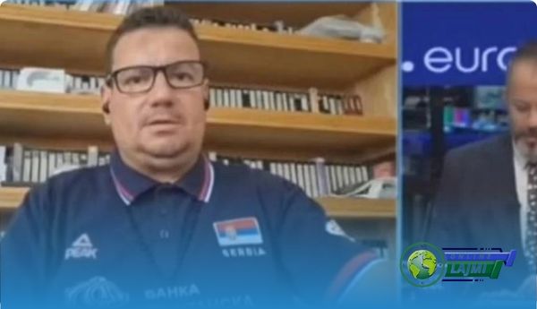 Edhe kjo ndodh në Shqipëri, gazetari i i televizionit publik shfaqet me flamur të Serbisë në transmetim