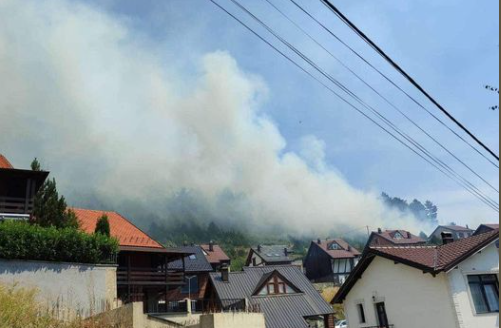 Rikthehen zjarret në Prevallë, u afohen shtëpive (Pamje)