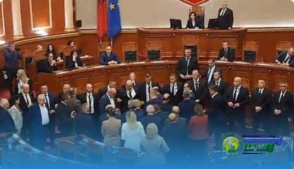 Gazment Bardhi godet Elisa Spiropalin me këmbën e karriges, punonjësi i gardës i del në mbrojtje! Çfarë ndodhi në 20 minuta seancë të tensionuar parlamentare (Video)