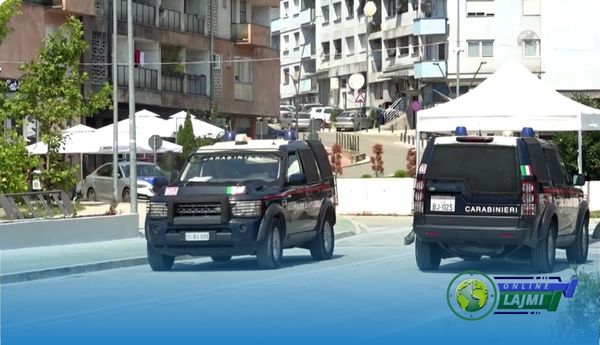 Largohen autoblindat e karabinierëve që po qëndronin mbi Urën e Ibrit