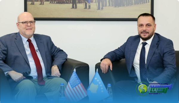 Maqedonci takohet me Ambasadorin e ShBA-ve: Diskutuam për situatën e përgjithshme të sigurisë