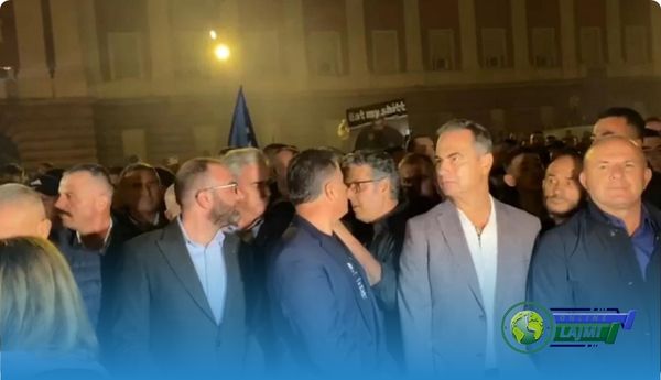 Pas molotovëve dhe përplasjeve, protestuesit lënë Kryeministrinë/ Nisin marshimin drejt selisë së PS, demokratët hyjnë në mes të makinave